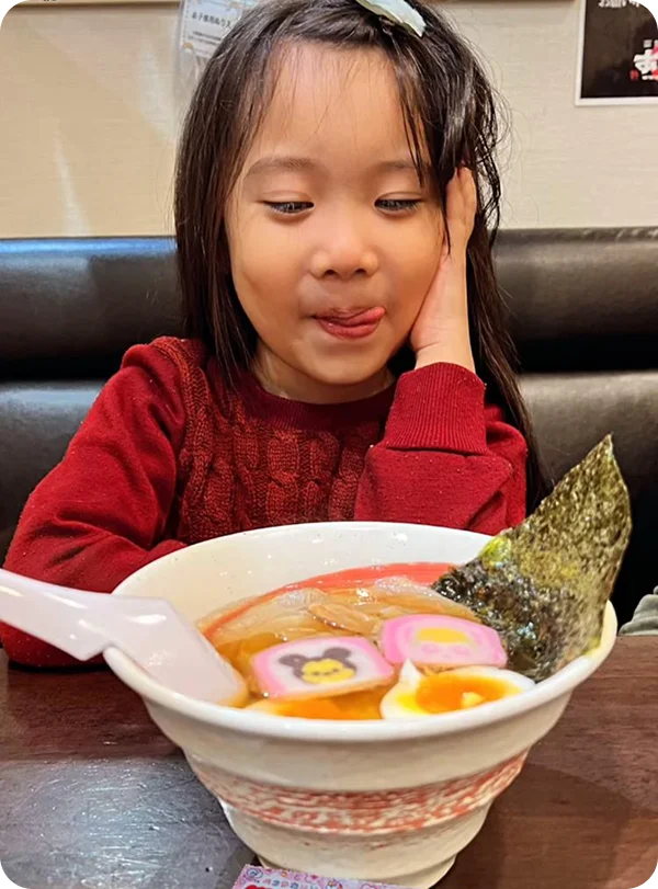Criança feliz comendo uma comida boa