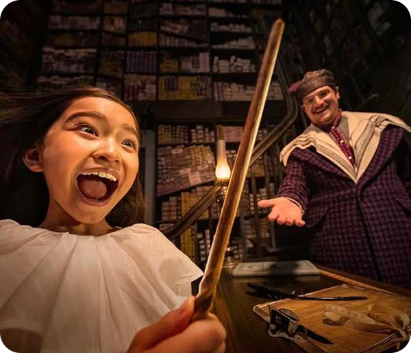 Criança se divertindo brincando de ser um mago