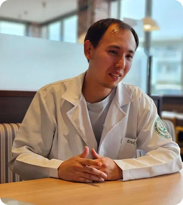 Erick Eguchi nutricionista em uma mesa