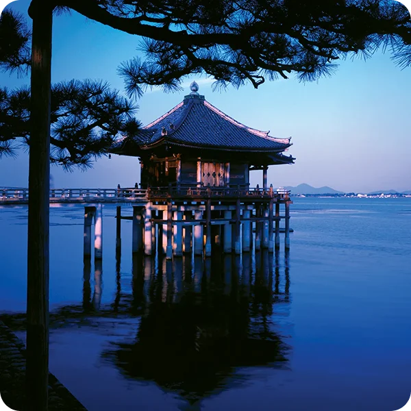 Quiosque tranquilo ao anoitecer